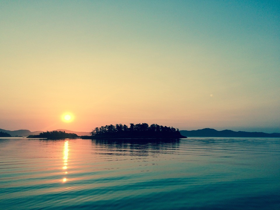 Calm winds and small swell waves